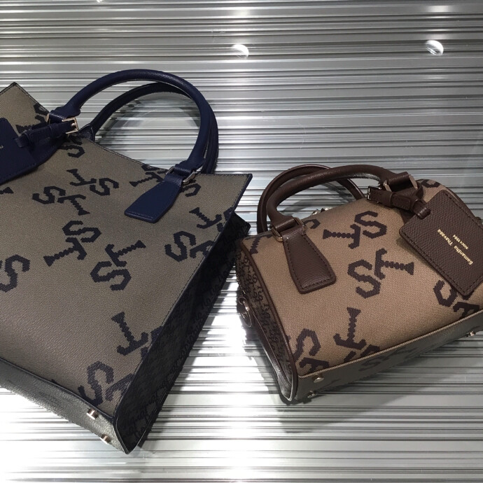 新作🎈PVC加工の総柄バッグ