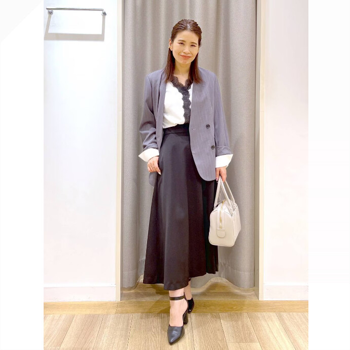 黒のレースが上品見え間違いなし💁🏻‍♀️✨存在感抜群のブラウスです