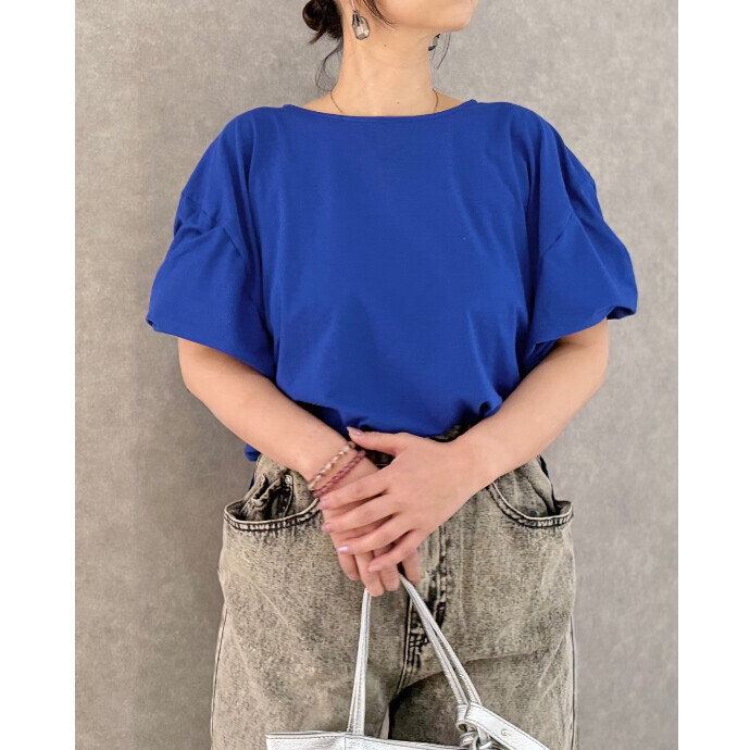 ボリュームスリーブが大人かわいいコンパクト丈なTシャツ