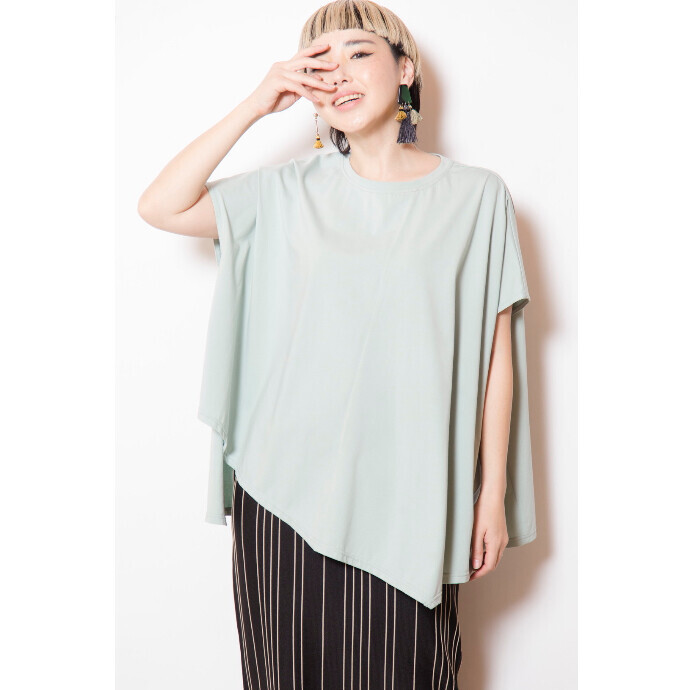 さりげないアシンメトリーとフレアーで大人の上品さがあるＴシャツ