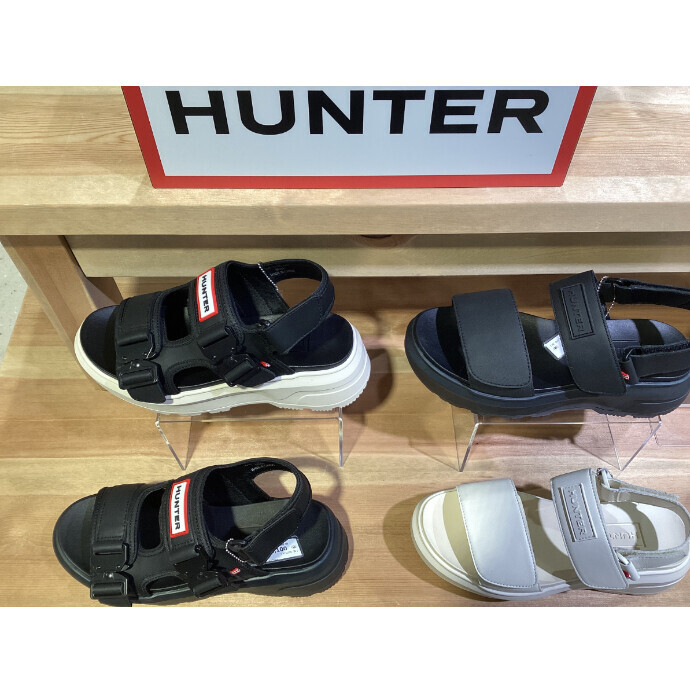 HUNTER ユニセックス シティ リベル ネオ レザー バックル サンダル が新入荷致しました。