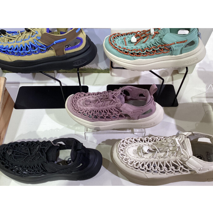KEENから新しいモデルのWOMENS UNEEK WK(ユニークダブルケー)が新商品として入荷致しました。