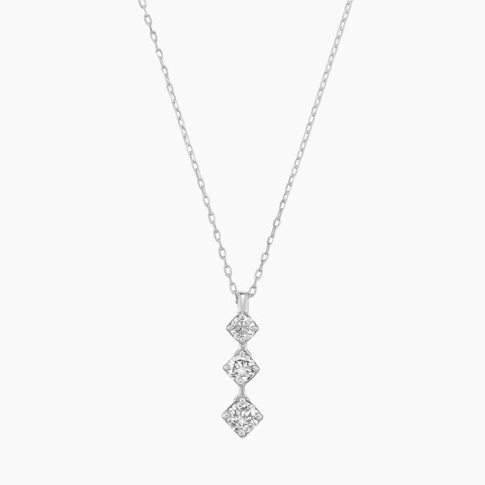 スリ－ストーンのダイヤモンドが輝くネックレス💎+*+*