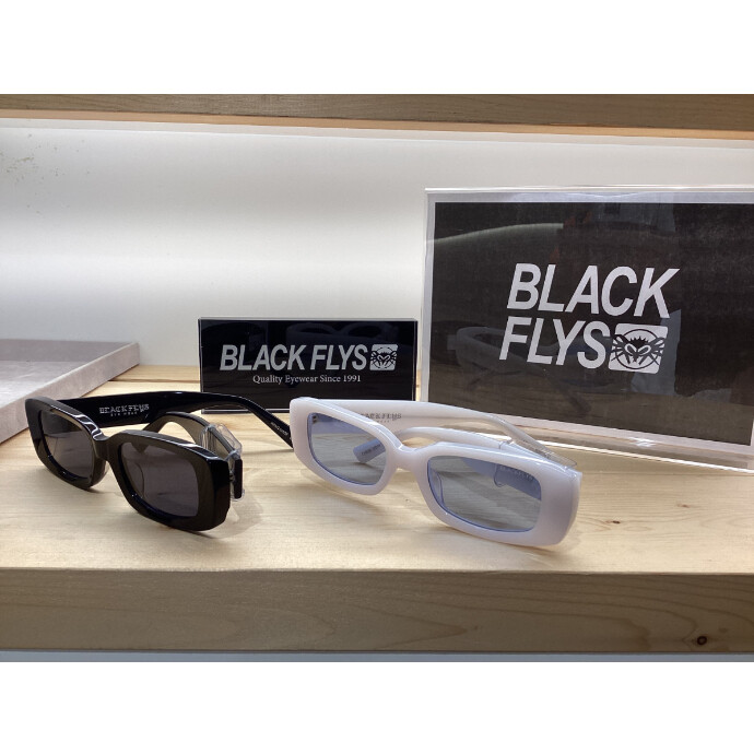 BLACK FLYS サングラス、約1.2万～2万円。高見えするごつめ厚みフレーム、調光・偏光レンズで個性際立つ。