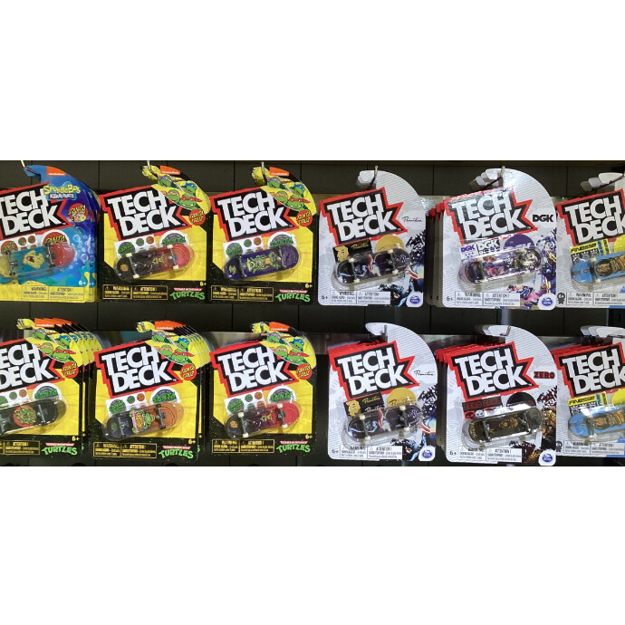 TECK DECK（テックデッキ）は、サンタクルーズ等人気ブランドの指スケ。雨の日も家で遊べるスキルゲームです。