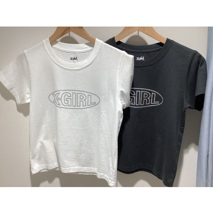 X-girl「OVAL LOGO SS BABY TEE」は、丈短めシルエット。キレイ