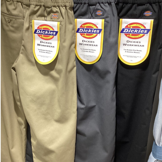 Dickiesチノパンツは、快適テーパードシルエット。ウエストゴム・ドローコードで、ワーク・ストリートに最適です。