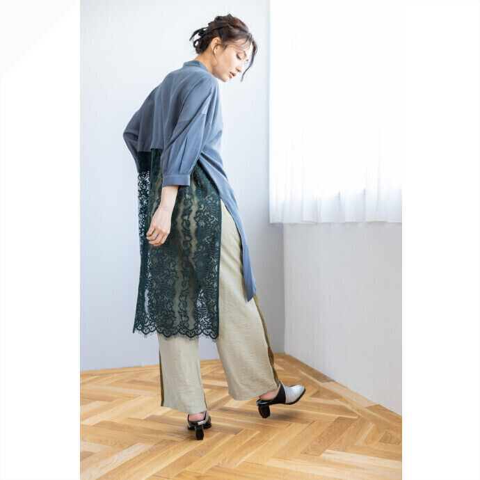アンティークなレースが上品な女性らしさを引き立てる