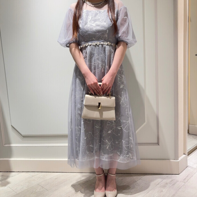 パフスリーブ刺繍スパンコールドレス
