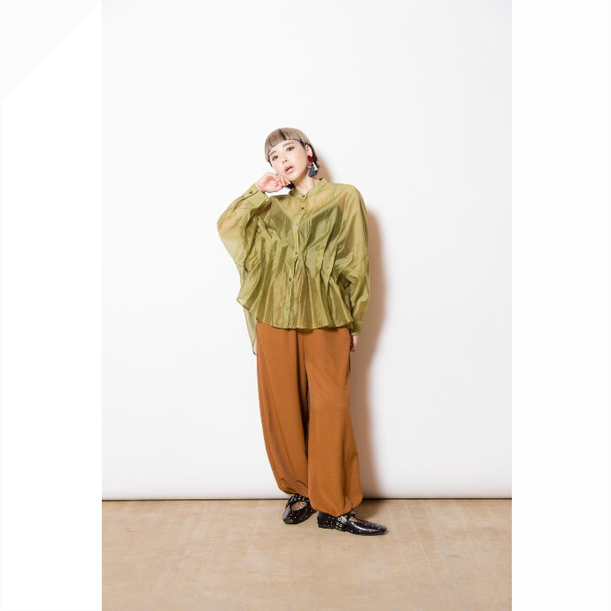 ゆったりと丸みを帯びたシルエットで大人可愛く