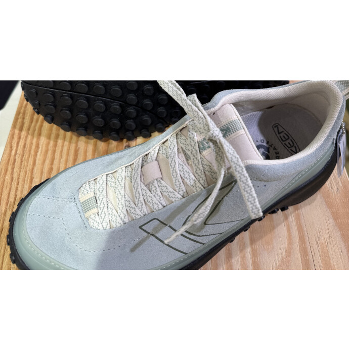KEEN KS MINO: スマートな見た目と高機能な履き心地を両立した、シティトレイルランナー。