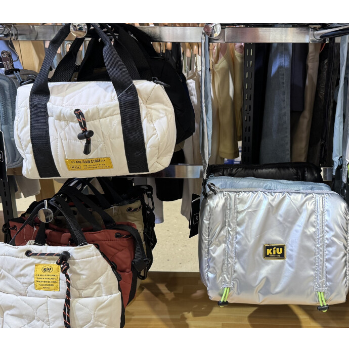 KiU パフィーギャザーハンドルバッグ：ダウン風のツヤと軽量感、はっ水加工のミニショルダー！お出かけ・旅行に。