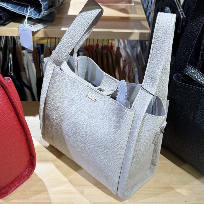 RIKKA FEMME 2WAY ショルダーバッグ：高見えPUトート、ポーチ付きで整理整頓も簡単！