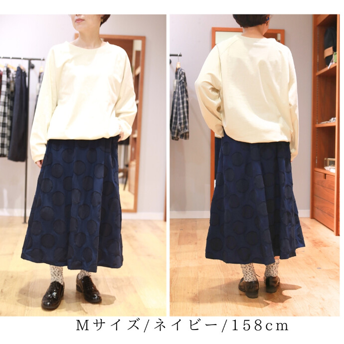 大きいドット柄が魅力のブラウスとスカート -ショップニュース