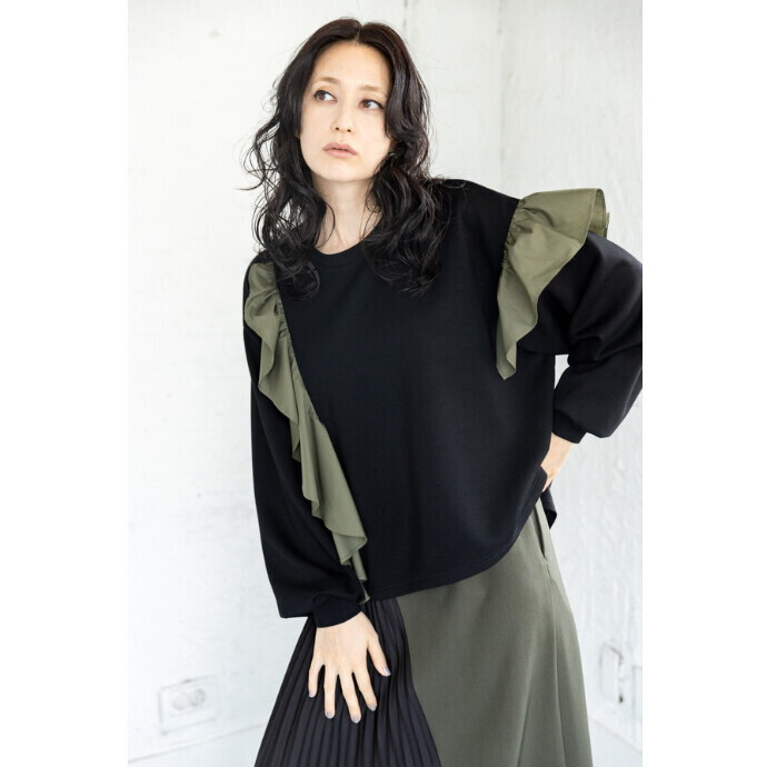 モードとフェミニンが融合し大人の甘さが魅力の1枚