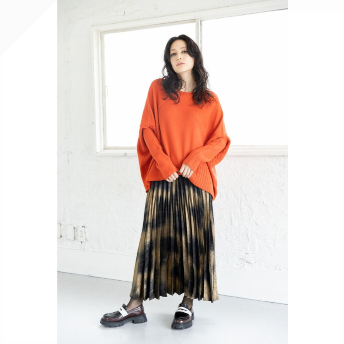 サイドからのフォルムが印象的なデザインが目を惹く