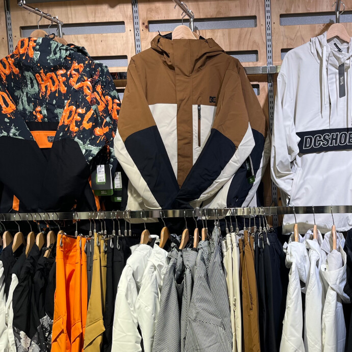 ストリート系ファッションで人気のDC SHOECO. (ディーシー)より、2025-26最新スノーウェアが続々入荷中！