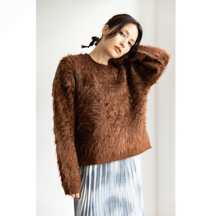 リバーシブルで雰囲気が変わる、バックスリットが魅力