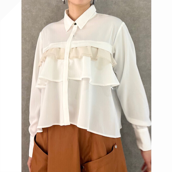 ハンサムなシルエットに贅沢にあしらったティアードフリルで甘さを