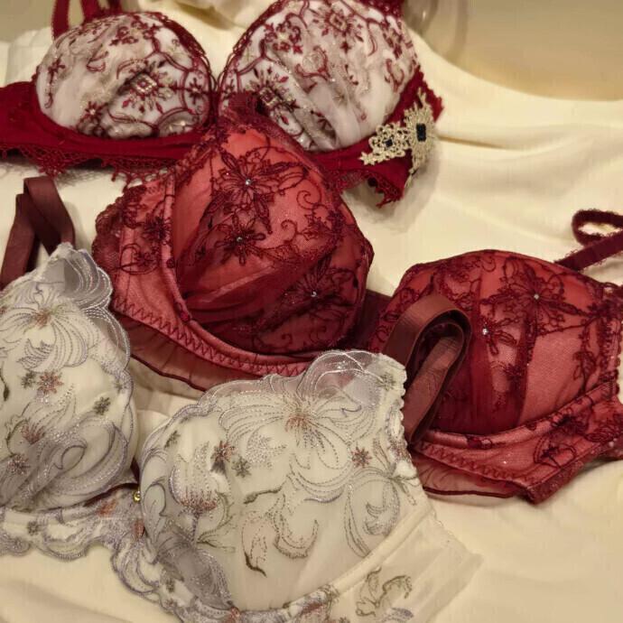 クリスマスにもぴったりなレッドカラーのブラ❤️ご紹介