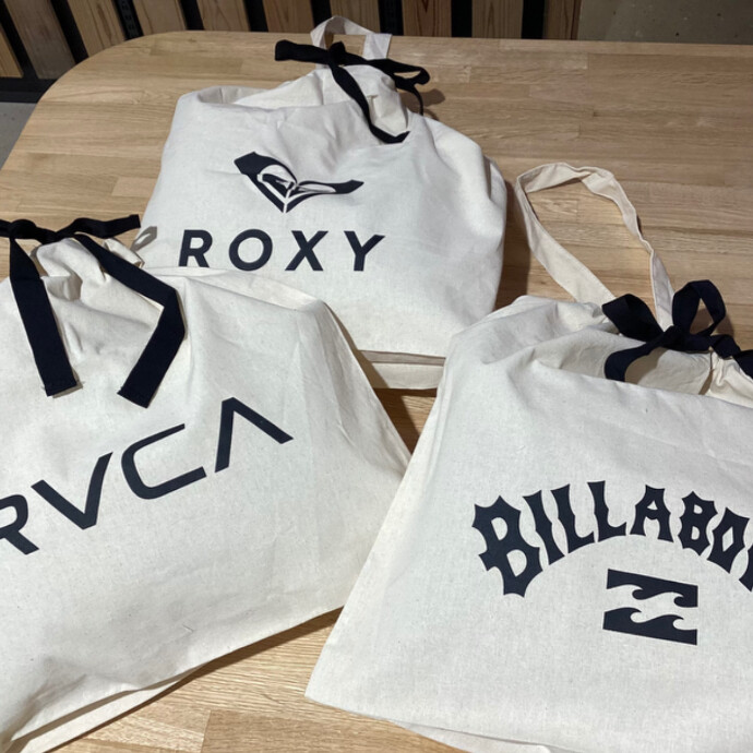 人気ブランドBILLABONG/ROXY/RVCAのロゴ入りギフトバッグをご用意！
