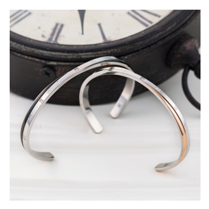 時を刻むペアバングル