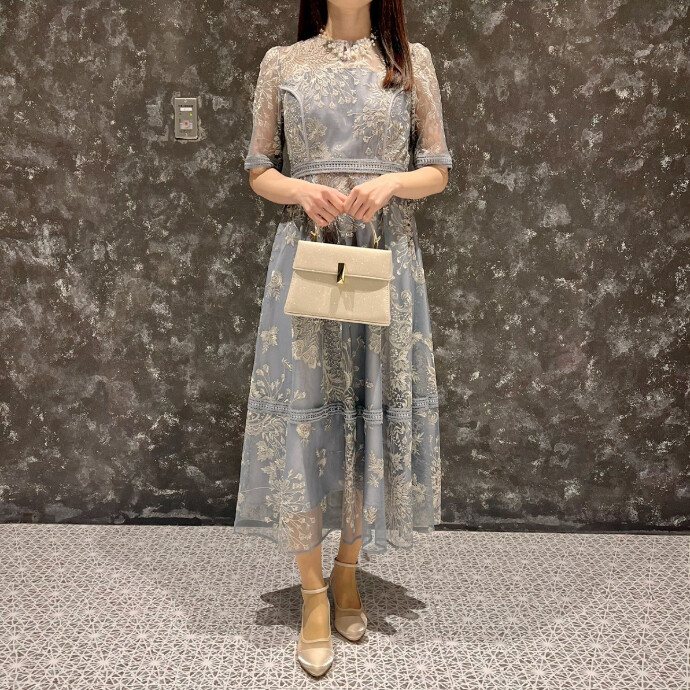 ラダーレースドレス