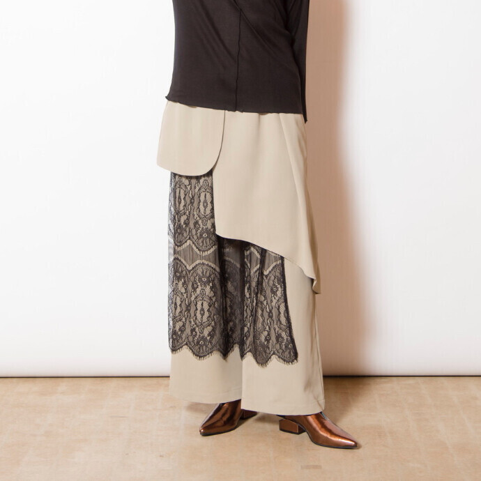 上品で繊細なレース使いで大人モードなムードを演出