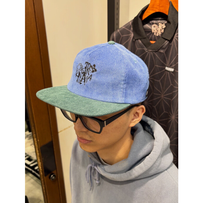 コーデュロイフラットキャップの登場です🌏
