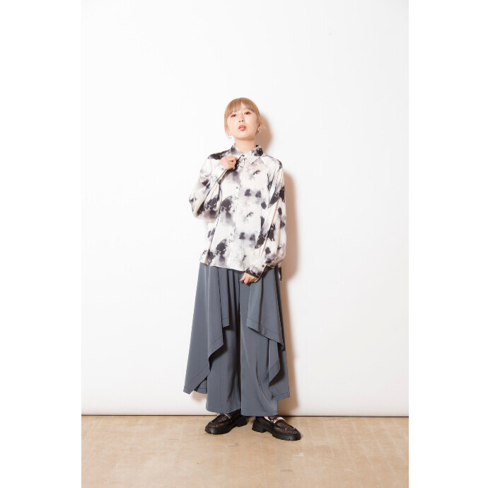 軽くて着心地が良く程良い透け感とボリュームスリーブが魅力的