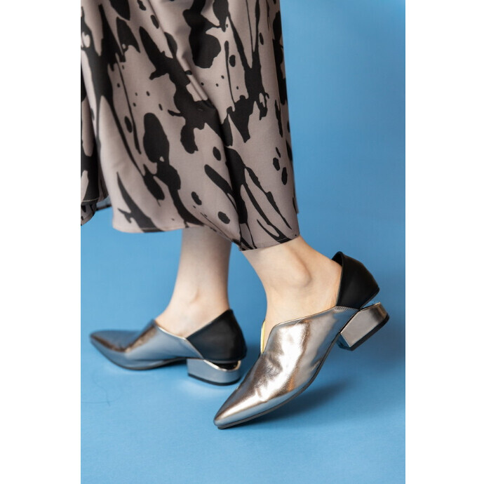 ポインテッドトゥスリットパンプス