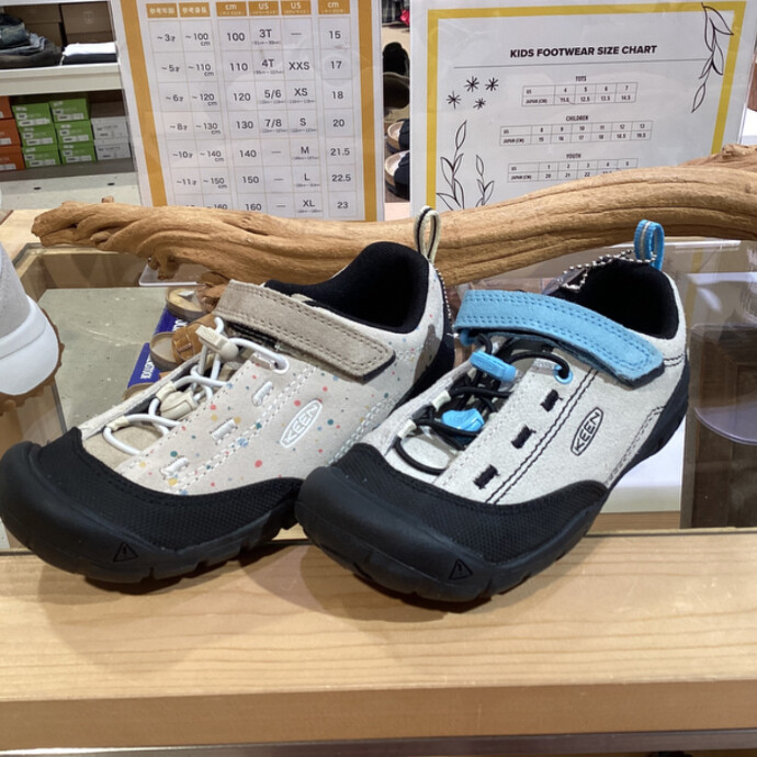 大好評のKEENキッズモデルから待望の新色が登場！👟