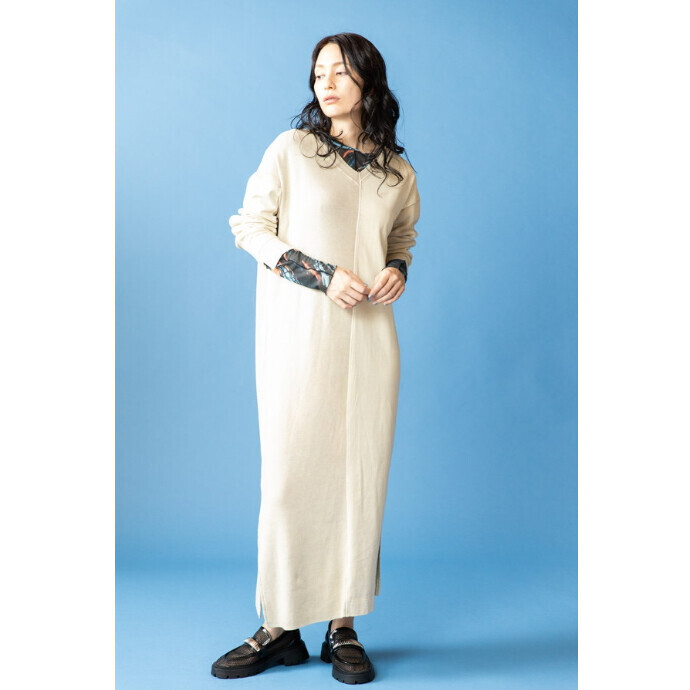 カジュアルながら女性らしいミニマルなIラインでスタイルアップ