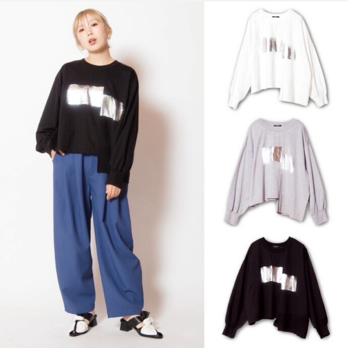 ワイドなシルエットと短めの着丈で箔プリントが目を惹く一枚