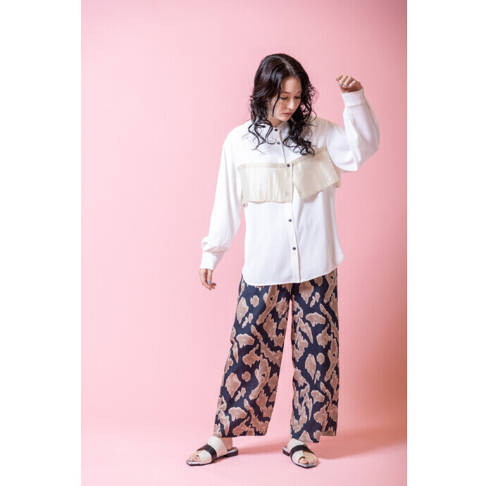 端正なバンドカラーシャツにレイヤードで女性らしさをプラス