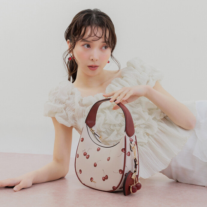 【RANDA（ランダ）】可憐さの中に大人の余裕を感じさせる “Cherry Strawberry Collection” 〈3月19日（木）発売予定〉