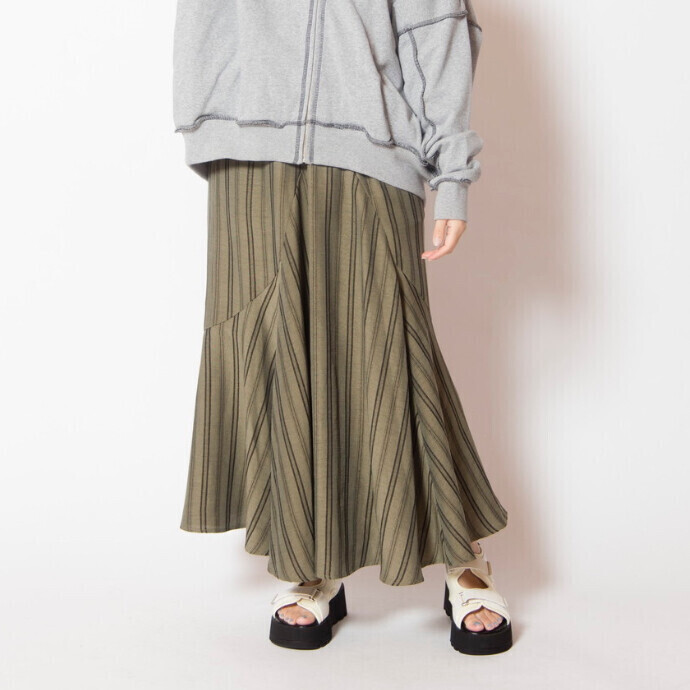 ストライプでハンサムに、マーメイドラインで女性らしさをプラス