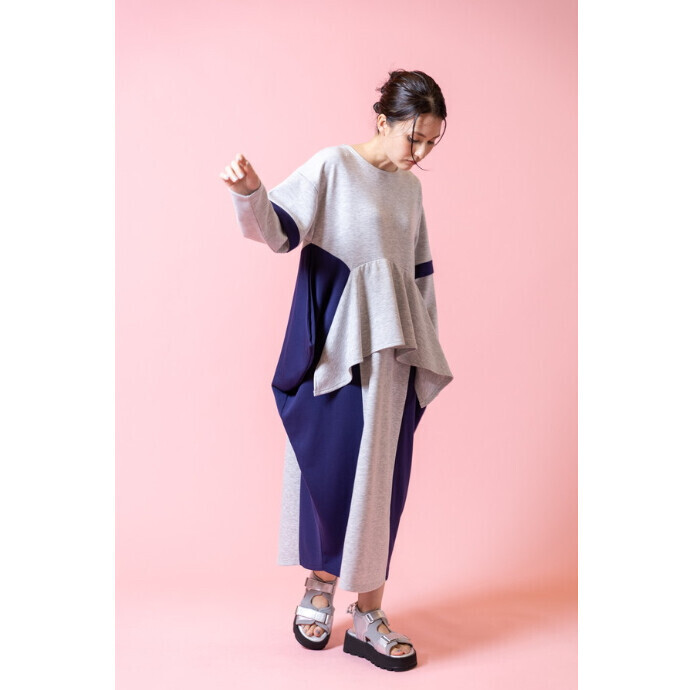 スポーティな中にドレープ使いで女性らしさを融合