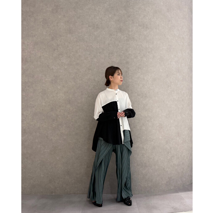 バイカラーのアクセントが華やかな印象でリラックスした着心地のブラウス