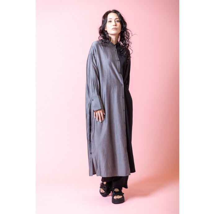 バイカラーのデザインで優美なシルエットを演出