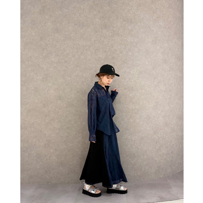 上品で大人の魅力を更に引き立てるレースブラウス