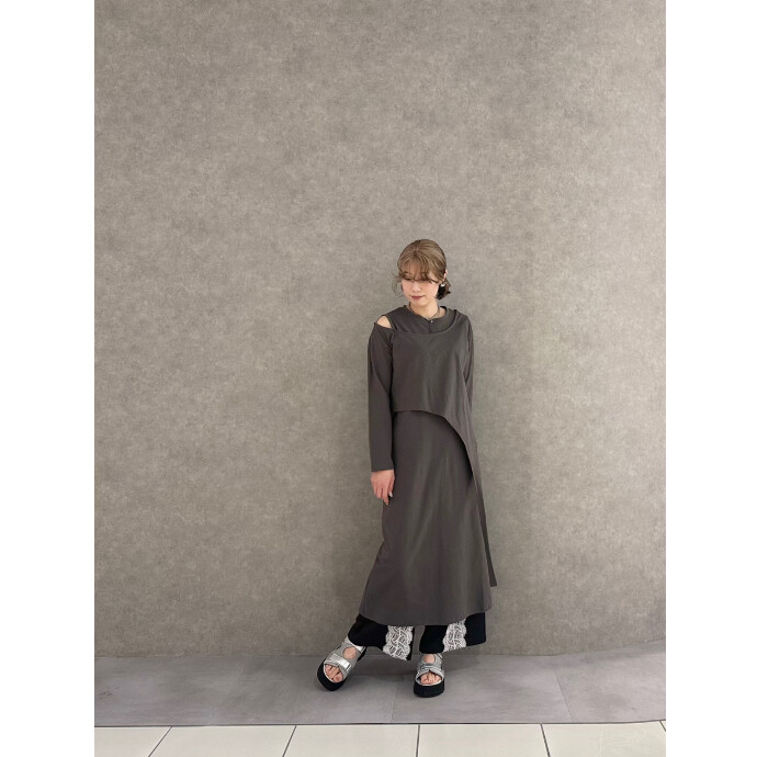 Tシャツ生地でカジュアル風の中に女性らしいムードが漂うアシンメトリーデザインのワンピース