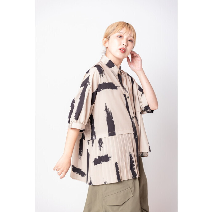 斬新なデザインの中にパフスリーブで女性らしさを添えて