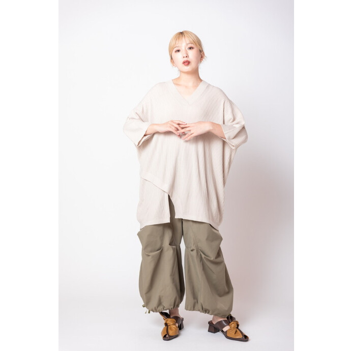 Ｖネックが女性らしい印象でベーシックなデザインも着回しに大活躍しそうな一着