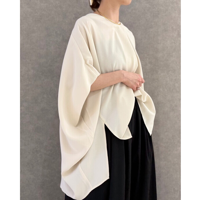 ふんわりシルエットでタックのシックなデザインがポイントを効かせた一枚