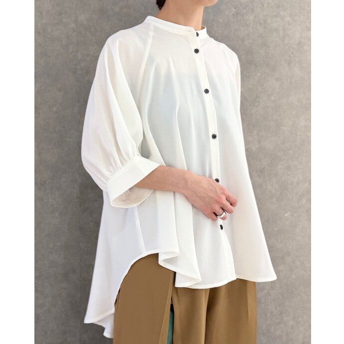 ギャザーをふんだんに施したラグランスリーブで華やかに仕上げたブラウス