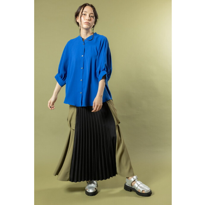 サイドポケットのアクセントがカジュアルでありつつ上品さも兼ね備えた一枚