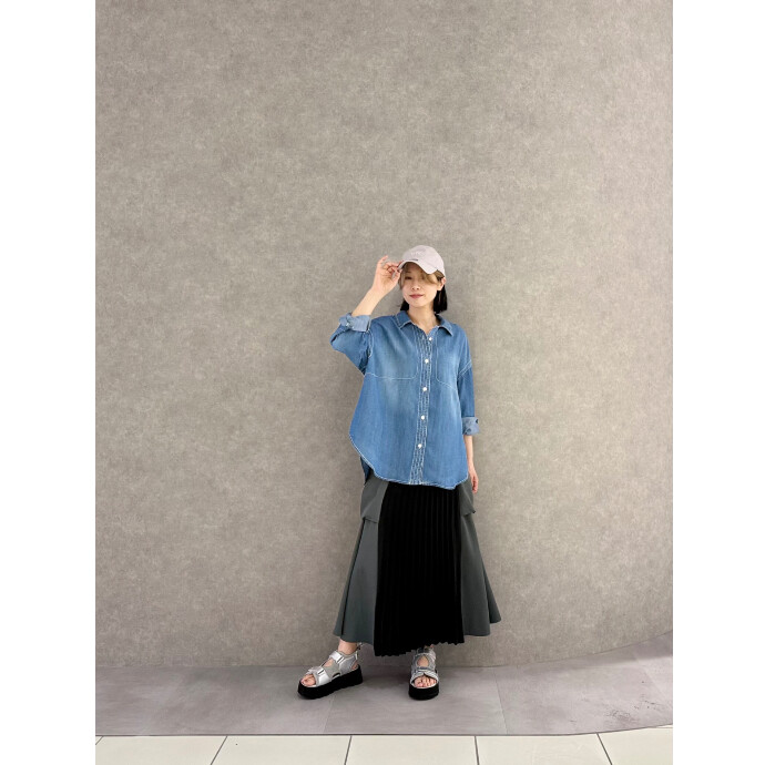 落ち感のある柔らかな風合いでステッチを効かせたシャープなデザインが拘りのシャツ