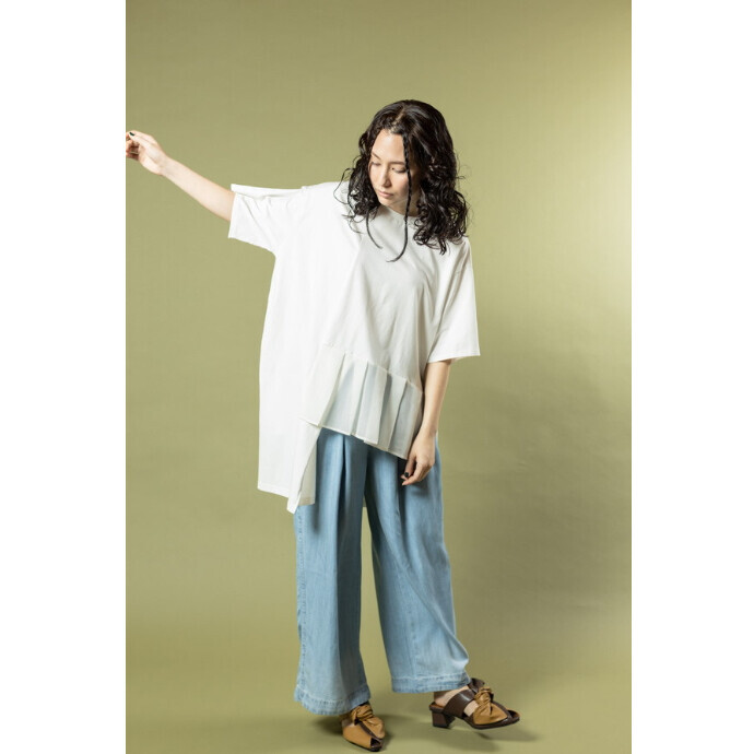 柔らかくてしなやかな素材で軽やかな履き心地のデニムパンツ