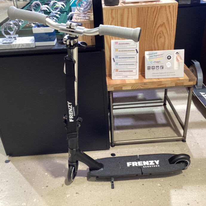 【新入荷】持ち運び便利！FRENZY 折りたたみキックボード